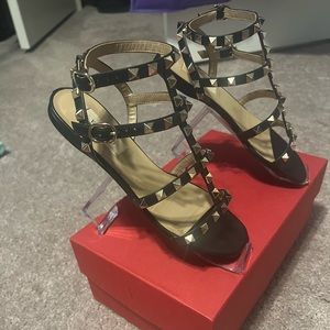 Black/Gold Valentino Garavani Rockstud calfskin leather sandal EU 35